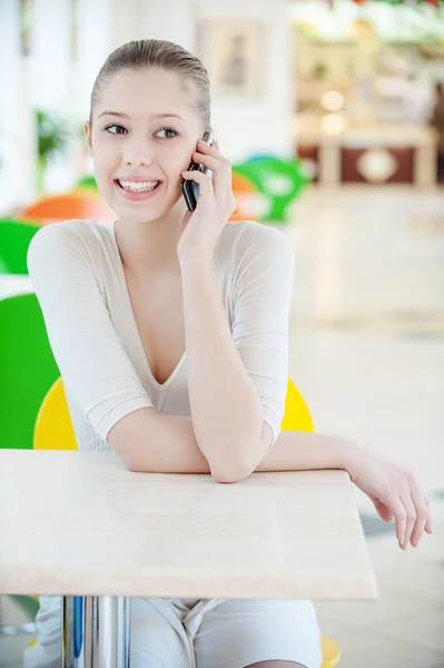 Genç Güzel Bir Kadın Bir Kafede Oturuyor Cep Telefonuyla Konuşuyor — Stok fotoğraf