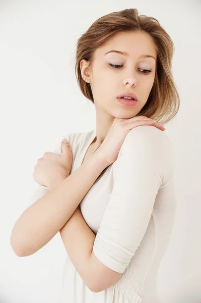 Jovem Mulher Bonita Vestido Branco Perto — Fotografia de Stock