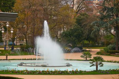 TOULOUSE, FRANCE - 20 Mart 2018: Grand Rond veya Boulingrin (Bowling Green), halka açık bir bahçe. Çapı dört büyük koridor, Jules-Guesde, Paul-Sabatier ve Frederic-Mistral..