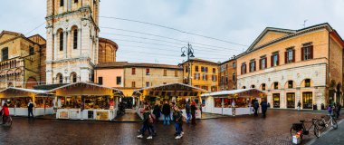 FERRARA, ITALY - NOVEMBER 25 2016: Katedral 'in Çan Kulesi (Basilica Cattedrale di San Giorgio, Duomo) yakınlarındaki pazar yeri, İtalya' nın Ferrara kentindeki Roma Katolik katedrali ve küçük bazilikası..