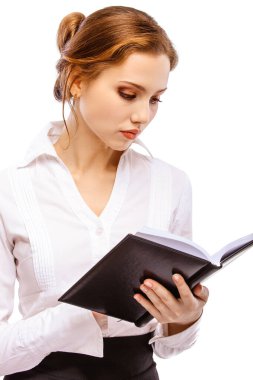 Beyaz elbiseli, beyaz arka planda siyah defteri olan genç ve güzel bir iş adamı.