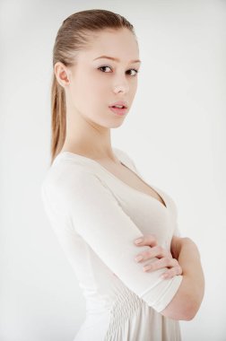 Beyaz elbiseli genç güzel kadın yakın çekim