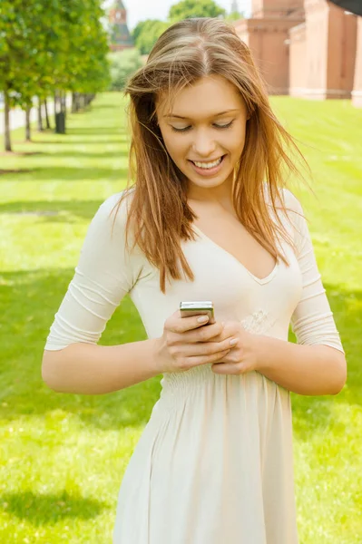 Красивая Молодая Женщина Белом Платье Говорит Мобильному Телефону — стоковое фото