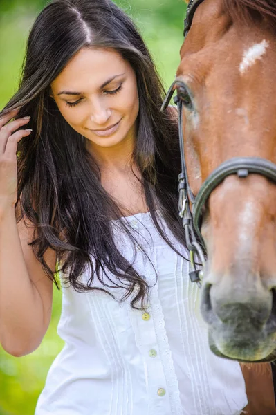 Retrato Una Joven Atractiva Morena Vestida Blanco Con Caballo Parque — Foto de Stock