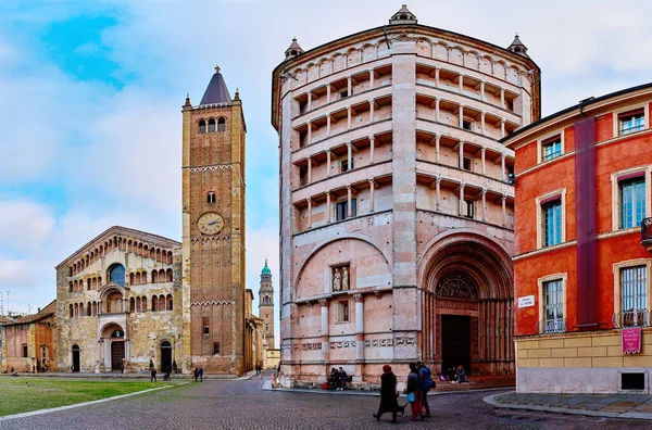 Parma イタリア 2016年10月26日 ドゥオモ ローマ カトリック大聖堂 イタリア エミリア ロマーニャ州パルマの鐘楼とバッティステロを持つ聖母マリアの昇天に捧げ — ストック写真