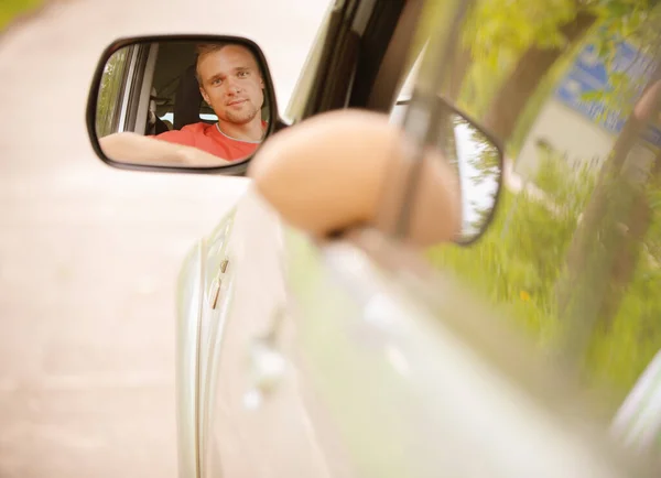 Junger Gutaussehender Mann Orangefarbenem Shirt Blickt Spiegel Seines Autos — Stockfoto