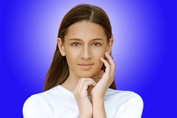 Menina Adolescente Bonita Vestido Branco Contra Fundo Isolado Fundo Azul — Fotografia de Stock