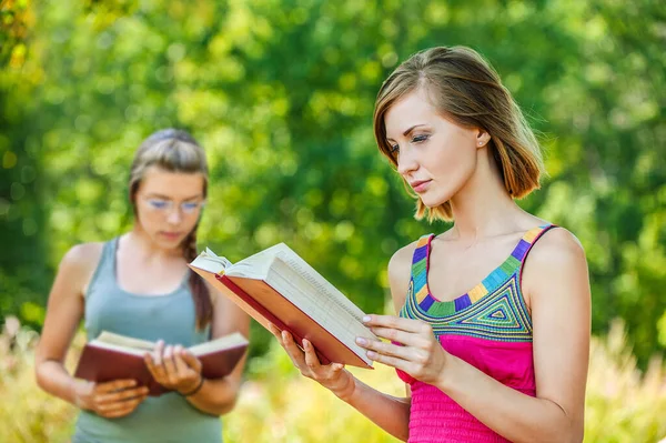 Sério Jovem Bela Mulher Cabelos Curtos Segurando Livro Vermelho Olhando — Fotografia de Stock