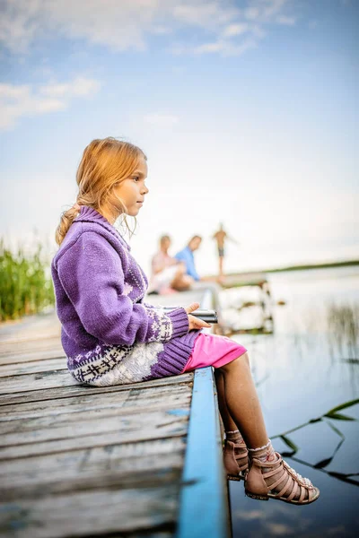 Piccola Bella Ragazza Seduta Molo Del Fiume Leggere Book — Foto Stock