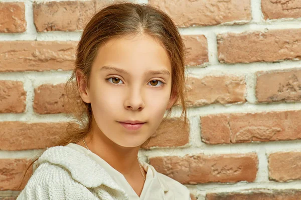 Pequeña Chica Sonriente Hermosa Fondo Una Pared Ladrillo Cerca — Foto de Stock