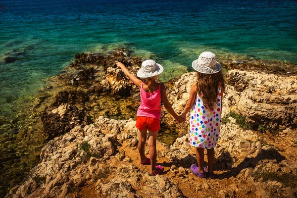 クロアチアのアドリア海の岩場の海岸にいる2人の美しい姉妹 — ストック写真