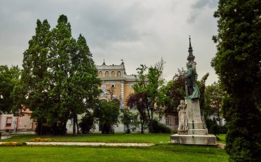 MISKOLC, HUNGARY - 10 Temmuz 2017: Miskolc, Macaristan 'daki Ferenc Deak Anıtı. 19. yüzyılda 20. yüzyılın en büyük politikacılarından ve avukatlarından biri olduğunu hatırlatmak isterim..