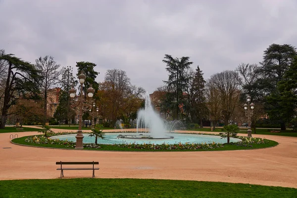グランド ロンド Grand Rond Boulingrin ボーリンググリーン フランスのトゥールーズにある公共庭園である 直径に4つの大きな通路 ジュール ゲスト — ストック写真