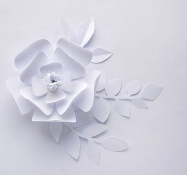 Kağıt çiçek beyaz zemin üzerine