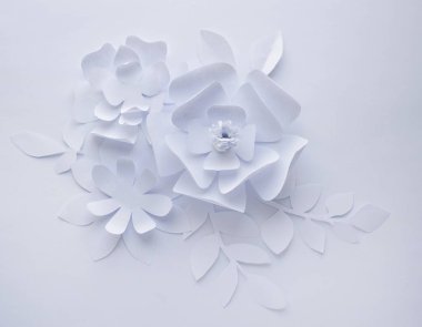 Kağıt çiçek beyaz zemin üzerine