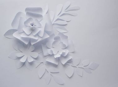 Kağıt çiçek beyaz zemin üzerine