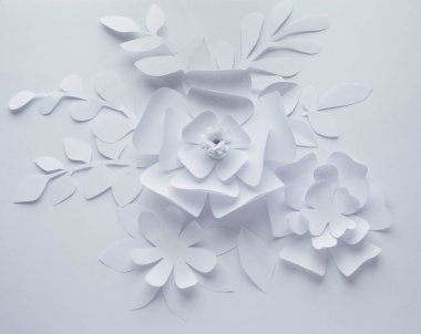 Kağıt çiçek beyaz zemin üzerine