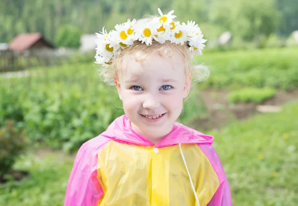 可爱的小微笑女孩在洋甘菊花圈 — 图库照片