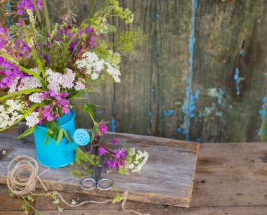 Ahşap arka plan üzerinde yabani alan çiçek buketi