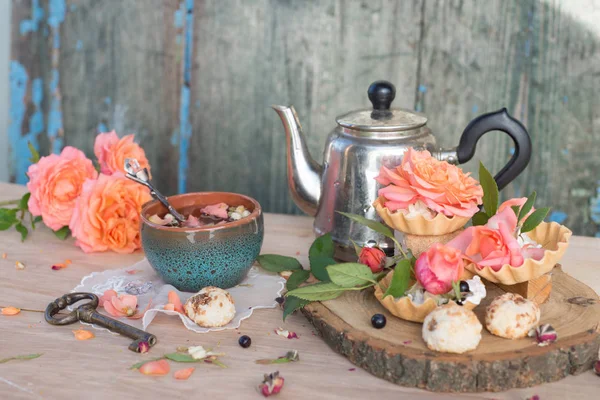 Kruiden thee met frisse en droge roze bloemblaadjes — Stockfoto
