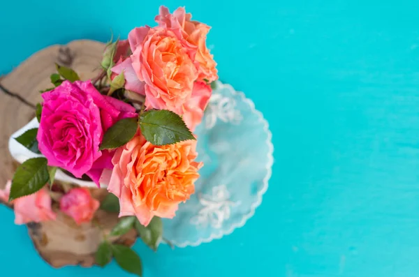 Rosa fresca e rosas laranja sobre fundo azul — Fotografia de Stock