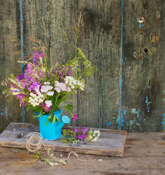 Wilde velden bloemen boeket op houten achtergrond — Stockfoto