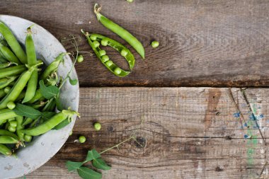 rustik ahşap zemin üzerine yeşil bezelye