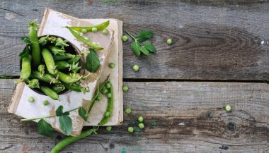 rustik ahşap zemin üzerine yeşil bezelye