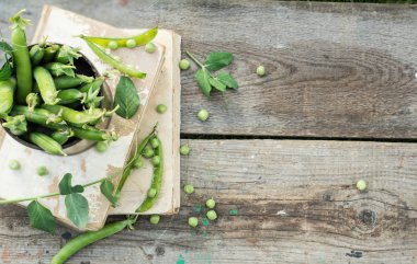 rustik ahşap zemin üzerine yeşil bezelye