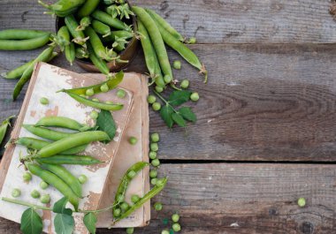 rustik ahşap zemin üzerine yeşil bezelye