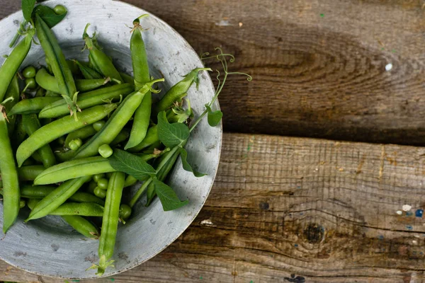 rustik ahşap zemin üzerine yeşil bezelye
