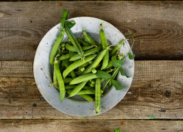 Gröna ärtor på rustika trä bakgrund — Stockfoto