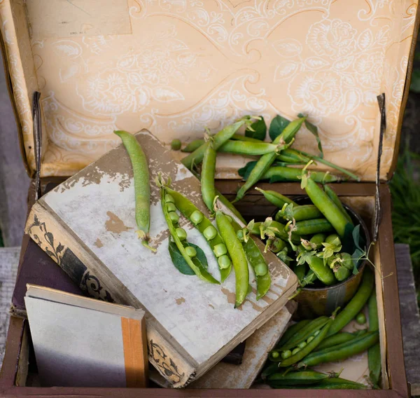 Groene erwten op rustieke houten achtergrond — Stockfoto