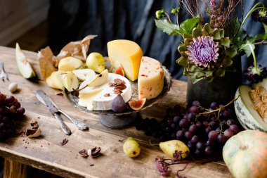 Karanlık natürmort farklı peynir ile