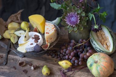 Karanlık natürmort farklı peynir ile