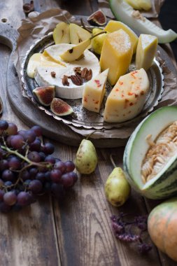 Karanlık natürmort farklı peynir ile