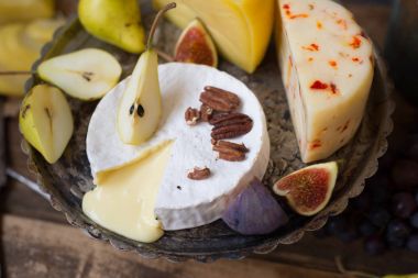 Peynir farklı tipteki karanlık natürmort