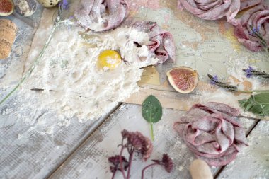 Ham ev yapımı makarna yuva