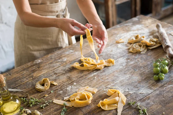 Rå hjemmelavet pasta og hænder - Stock-foto