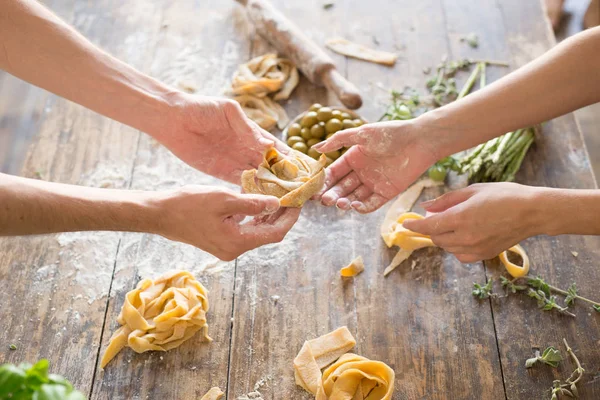 Rå hjemmelavet pasta og hænder - Stock-foto