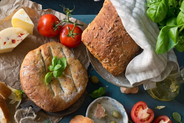 Assortimento di alimenti - pane, formaggio, pomodoro — Foto Stock