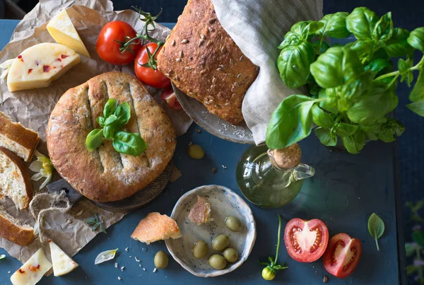 Assortimento di alimenti - pane, formaggio, pomodoro — Foto Stock