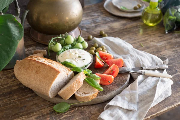 Ассортимент продуктов питания - хлеб, сыр, помидоры — стоковое фото