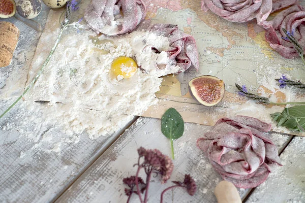 Ham ev yapımı makarna yuva