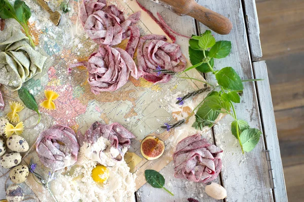Ruwe huisgemaakte pasta nesten — Stockfoto
