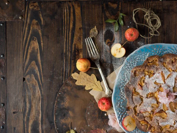 Pommes vives sauvages et gâteau aux pommes sucrées — Photo