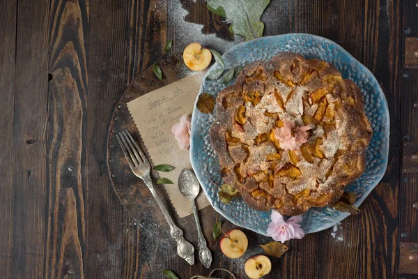 Pommes vives sauvages et gâteau aux pommes sucrées — Photo