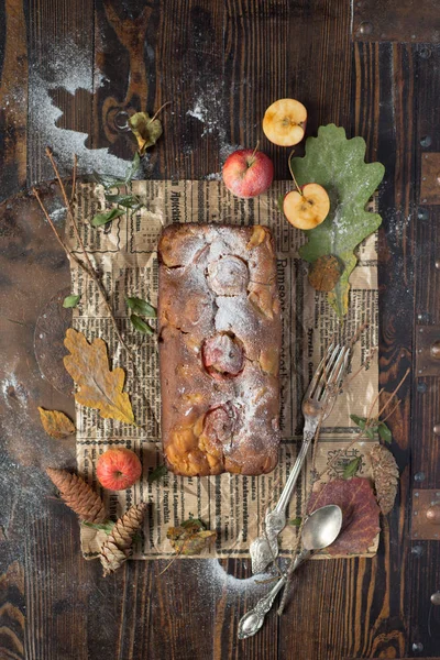 Wild bright apples and sweet apple cake — Stock Photo, Image
