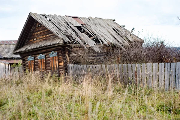 Oude, verlaten houten huis — Stockfoto