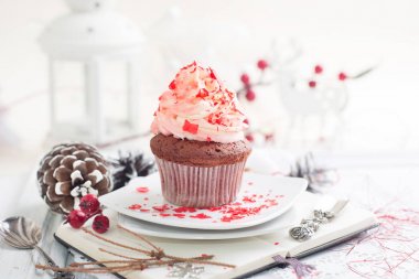 Beyaz ve kırmızı kremalı cupcake